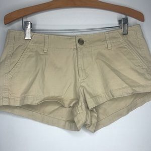 Hollister cream/khaki shorts 1/25